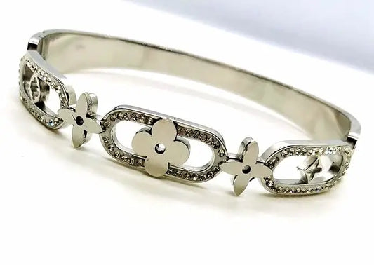 Elegant Silver Bracelet Adorned with White Diamonds