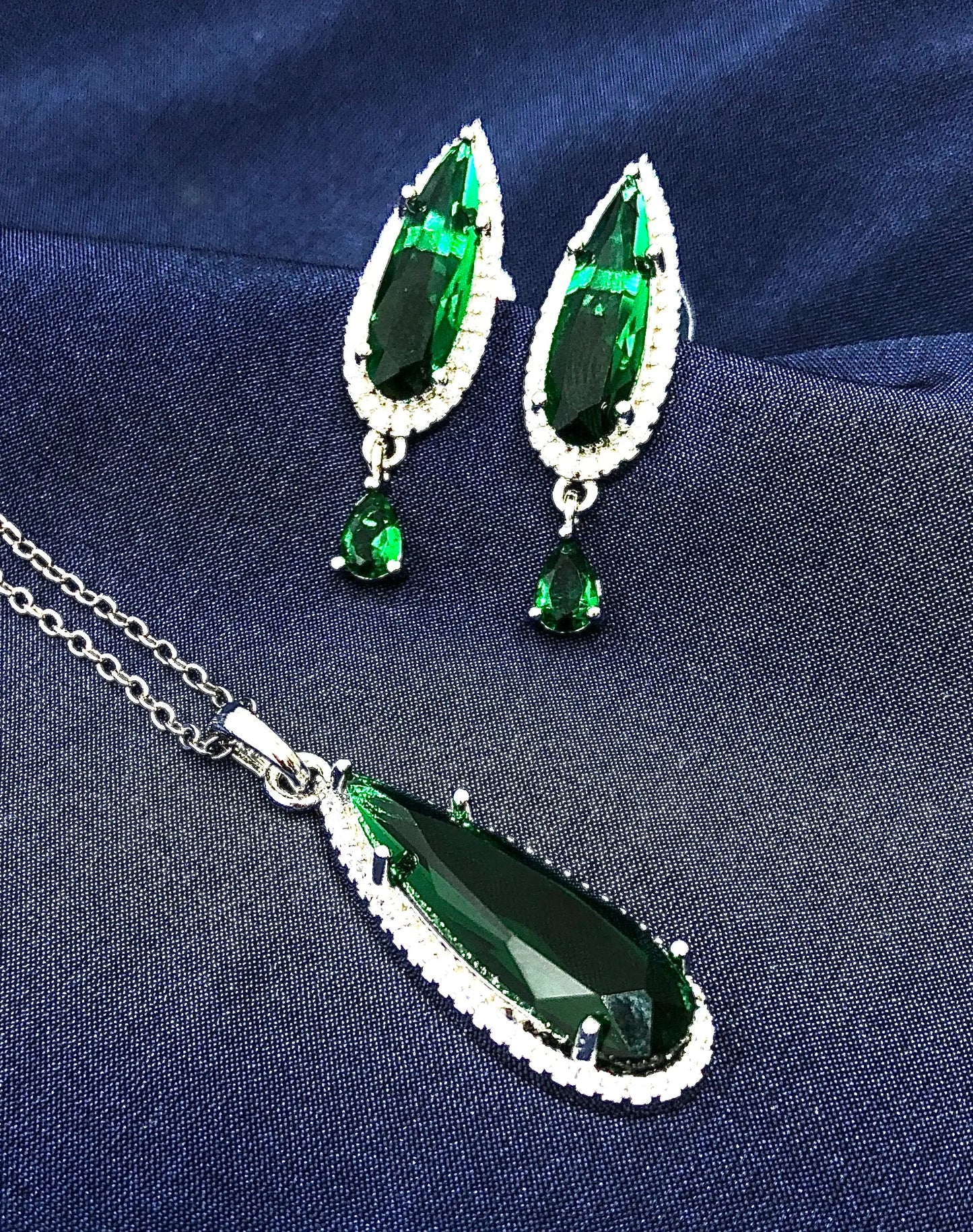 Elegant Green Teardrop Pendant Set