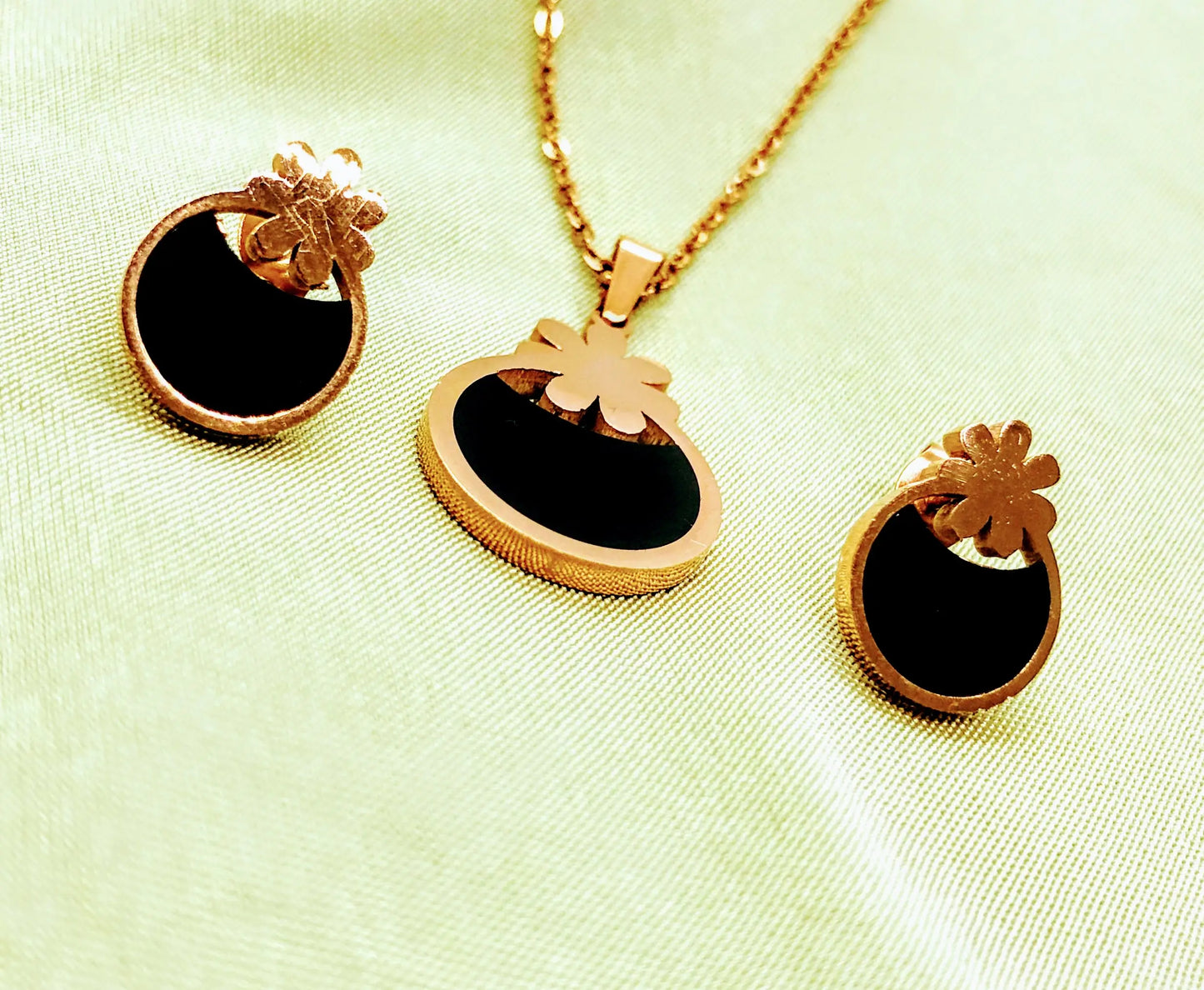 Black rose gold pendant set